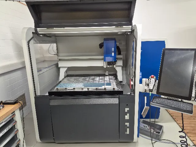 CNC-Fräsmaschine mit geöffneter Haube und Bedienterminal