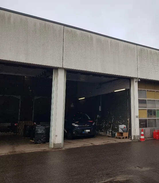 Gewerbehalle mit drei großen Toren
