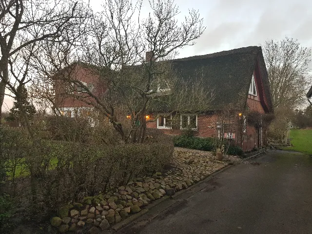 Reetgedecktes Backsteinhaus mit Garten