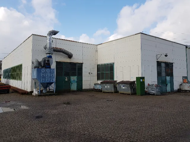 Werkhalle mit Absauganlage und grünen Toren